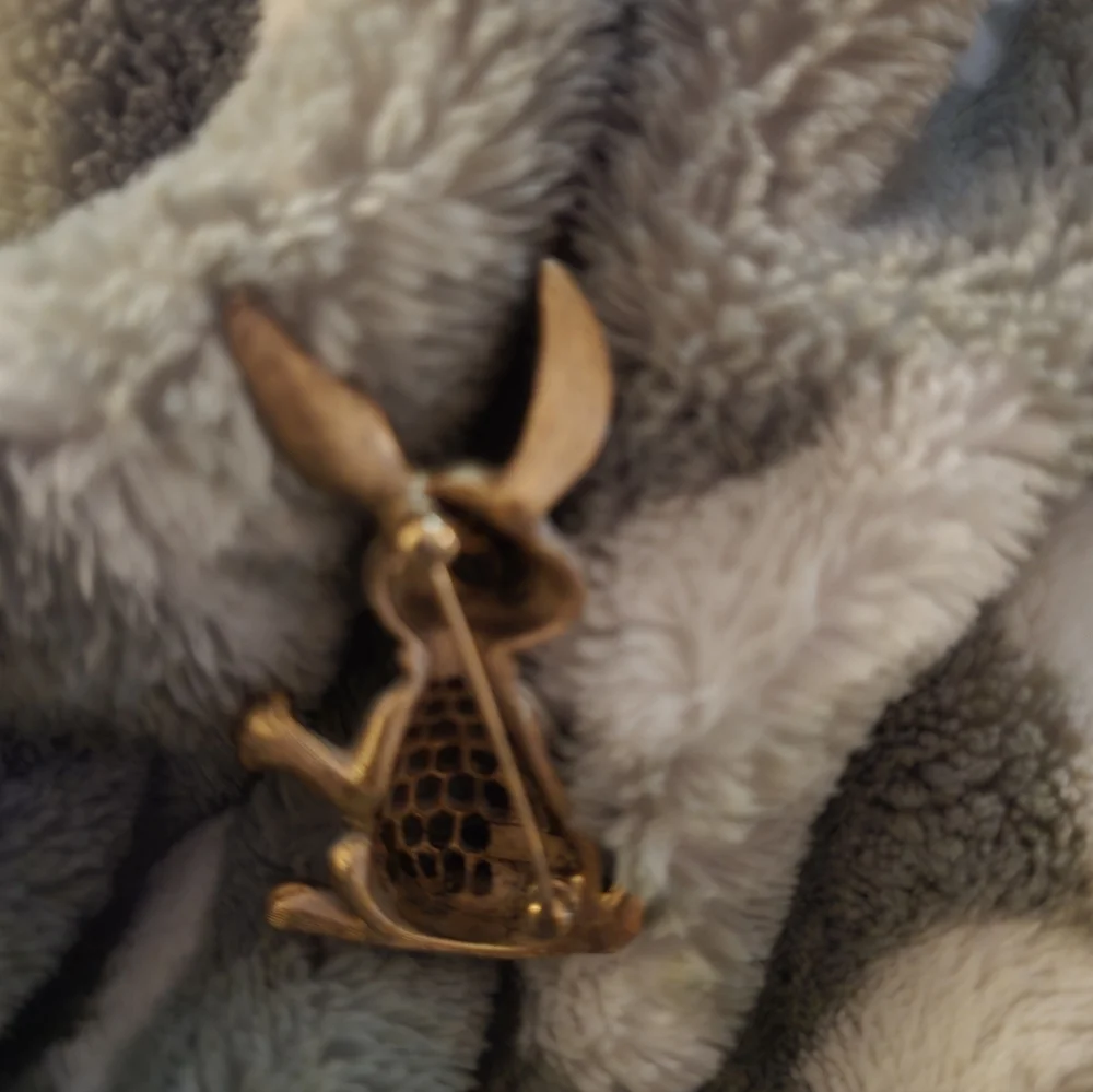 Trifari White and Gold Rabbit Brooch with Green Eye - Picture 2 of 2